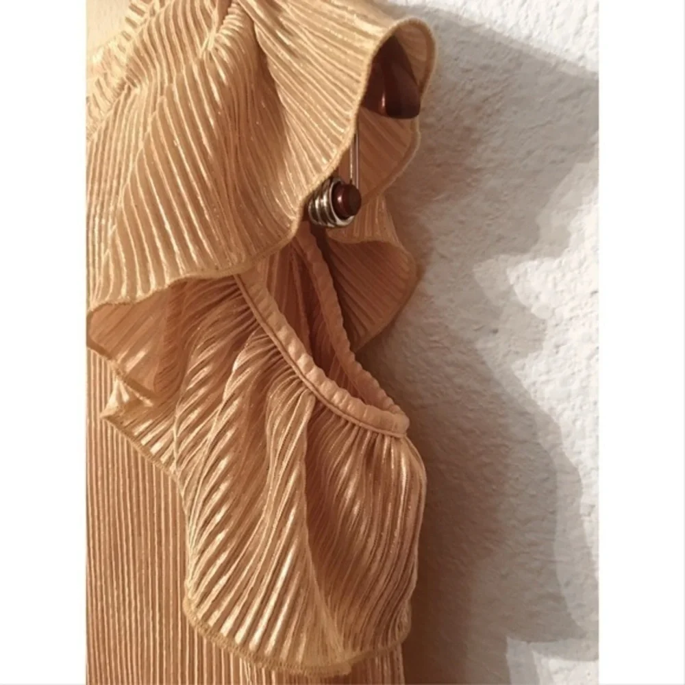 Beautees nwot gold